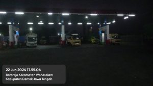 Maraknya Kendaraan Modifikasi Pengangkut Solar Mengisi Secara Bebas Di SPBU 44.595.16 Kembar Lingkar Demak, Di Duga Aparat Penegak Hukum Polres Demak Terkesan Tutup Mata