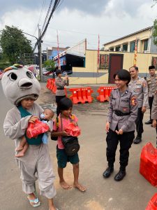 Dit Samapta Polda Sumut dan Korsabhara Berbagi Takjil di Bulan Ramadhan, Wujud Kepedulian Polri kepada Masyarakat