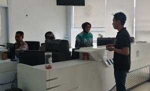 Semarak Hari Kartini, Polwan Layani Pemohon SIM Gunakan Pakaian Adat Jawa dan Makasar