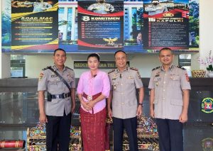 JANDA CANTIK BALI DUTA SAHABAT POLISI INDONESIA BERBAGI MAKANAN SEHAT DI PAPUA