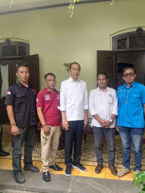 Gelombang Cinta Rakyat Nusantara untuk Mantan Presiden Joko pimpinan redaksi media tribunvirall Datangi Rumah Pribadi di Solo