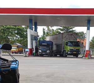 Viral truk Pengangkut Solar ilegal diduga milik oknum anggota polres Demak Mengisi Secara Bebas Di SPBU 44.595.16 Kembar Lingkar Demak
