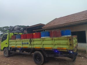 Puluhan pengepul limbah oli dan solar bekas kapal beroperasi di Jalan BKT (Kampung Bambu Kuning), RT. 13/02, Kelurahan Marunda, Kecamatan Cilincing, Jakarta Utara.