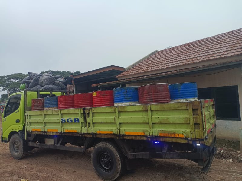 Puluhan pengepul limbah oli dan solar bekas kapal beroperasi di Jalan BKT (Kampung Bambu Kuning), RT. 13/02, Kelurahan Marunda, Kecamatan Cilincing, Jakarta Utara.