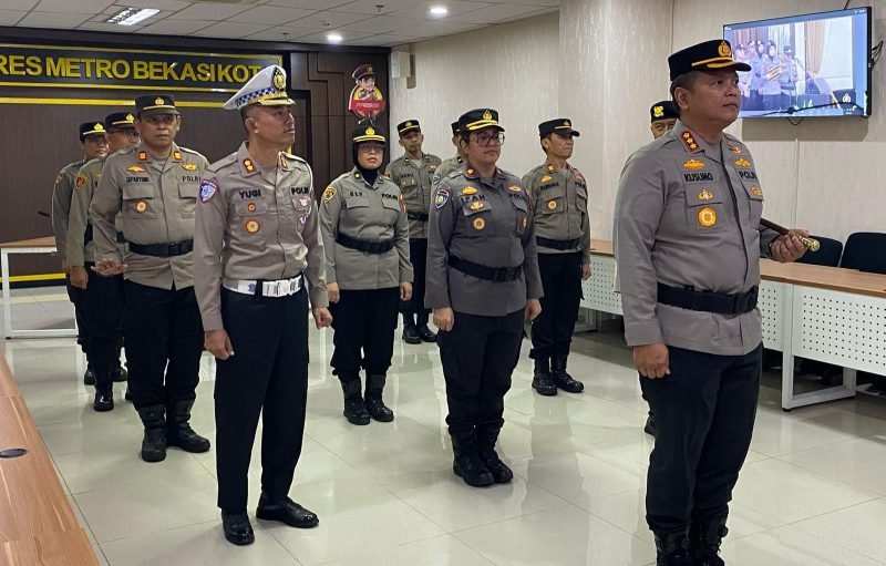 Kapolres Bersama PJU Polres Metro Bekasi Kota Mengikuti Upacara Nilai-Nilai Leluhur Tribarata Pembonaan Tradisi Hari Bhayangkara ke-79 Via Zoom