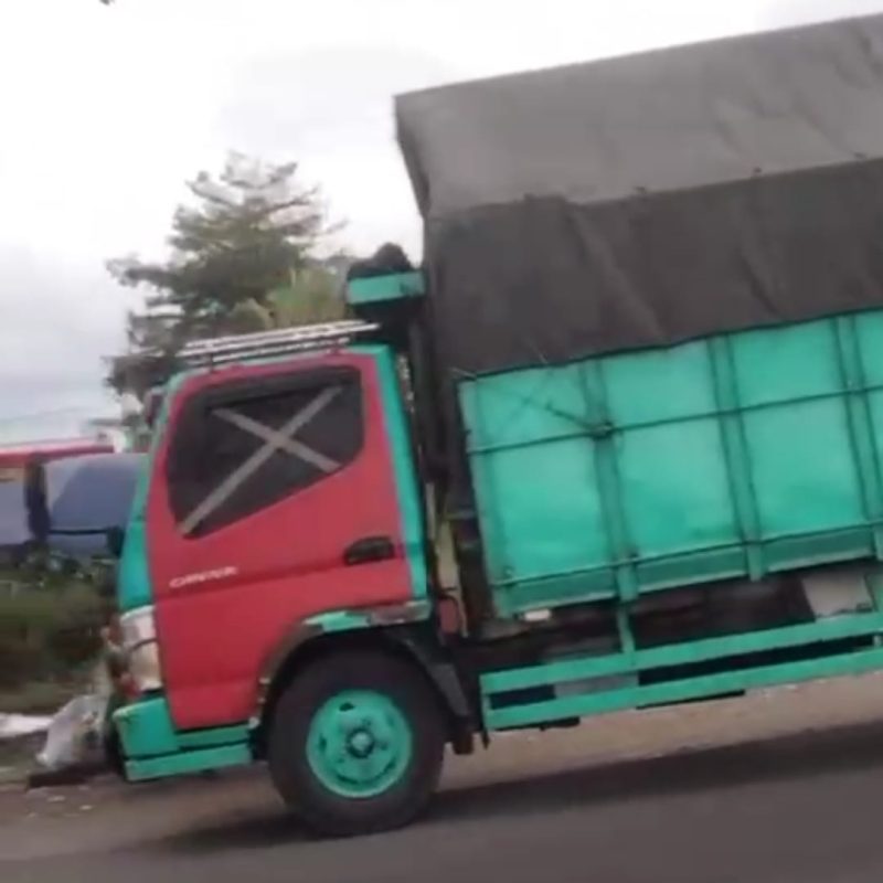 Virall truk pengasu solar ilegal diduga milik oknum TNI Beraksi di SPBU 43.534.09 mandiraja polres Banjarnegara tutup mata. 