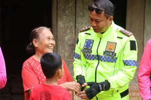 Disela Patroli Skala Besar, Kapolres Nias Sambangi Warga Beri Tali Asih