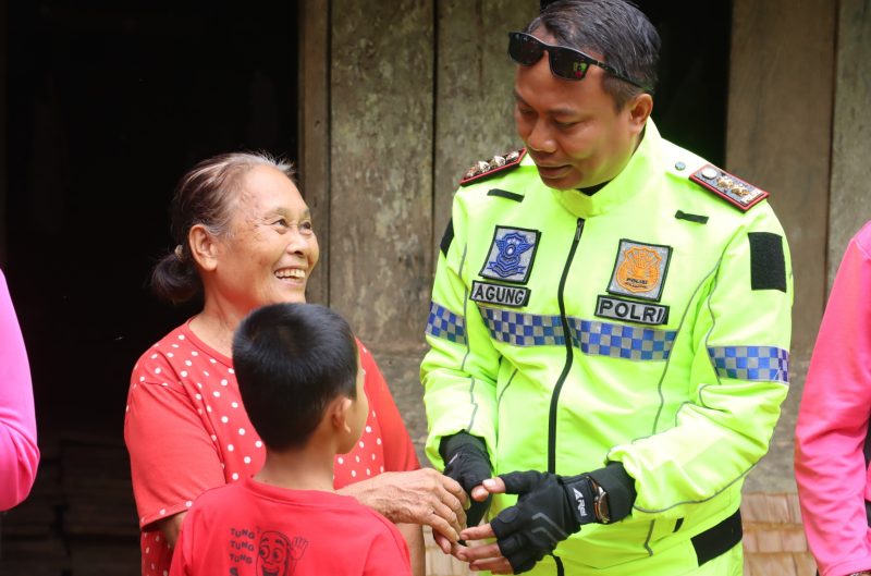 Disela Patroli Skala Besar, Kapolres Nias Sambangi Warga Beri Tali Asih