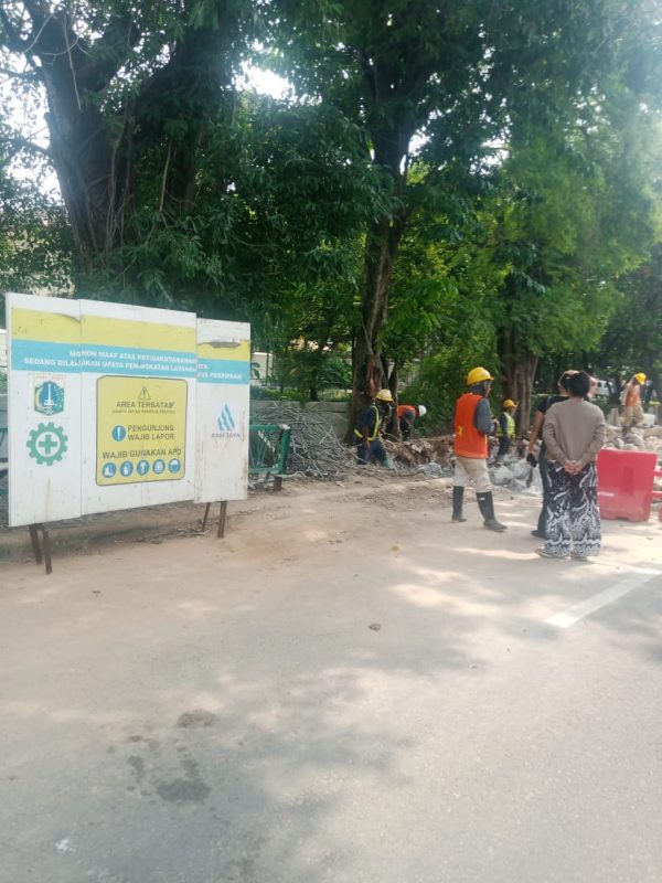 Penggalian Tanah di Jalan Pemuda Rawamangun Timbulkan Polusi dan Kemacetan
